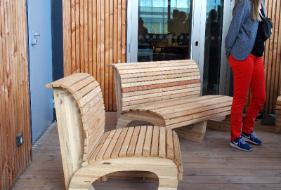 Six_structures_de_lESS_equipent_un_batiment_public_avec_du_mobilier_100__de_seconde_vie_P1010010-800px